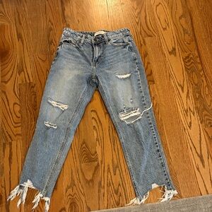 Trendy Distressed Ankle Jeans in Classic Blue